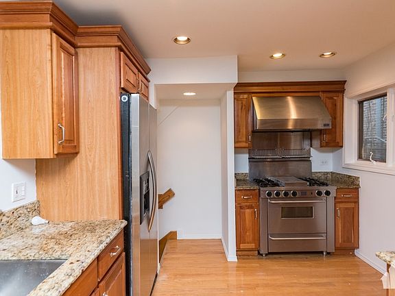 3rd image of 424 W Wellington Ave #1A