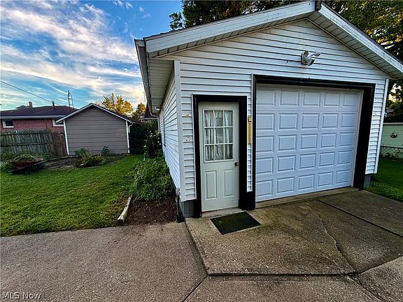 5th image of 819 Lincoln Way NW