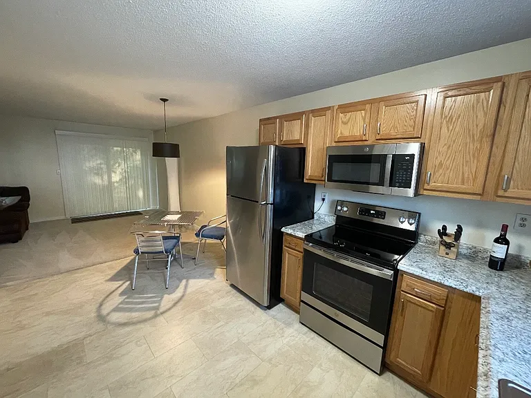 138 Riviera Dr — Photo 2