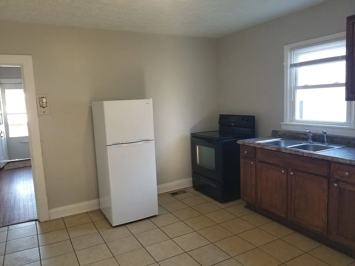 Nice Two Bedroom House Cozy two bedroom house off of Campbell Avenue! — Photo 3