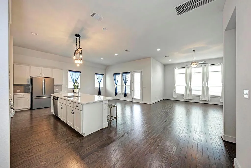 3 bed, 2.5 bath, 2476 sqft, $2,750 — Photo 3
