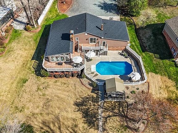 5th image of 688 Beech Dr