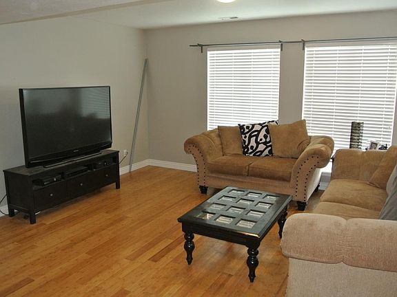 2nd image of 411 W Lakeview Dr