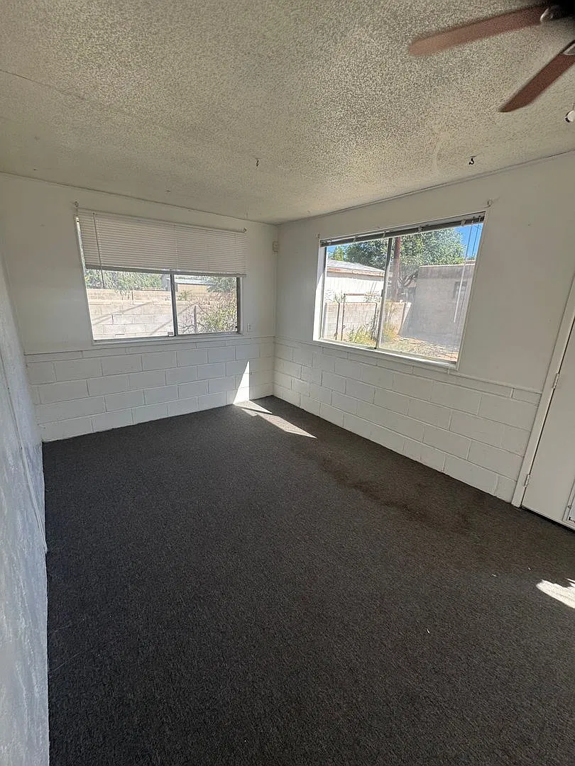 Charming 2-Bedroom Nob Hill Duplex with Sunroom and Garage! — Photo 2