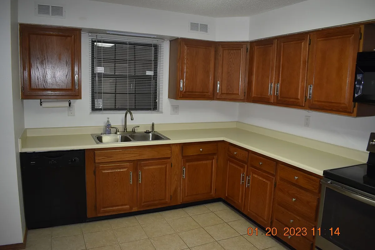 Building Photo - 12043 W Cross Dr #205