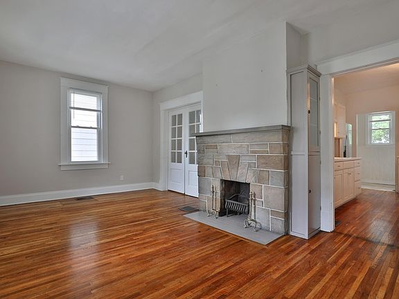4th image of 2386 Glenmawr Ave