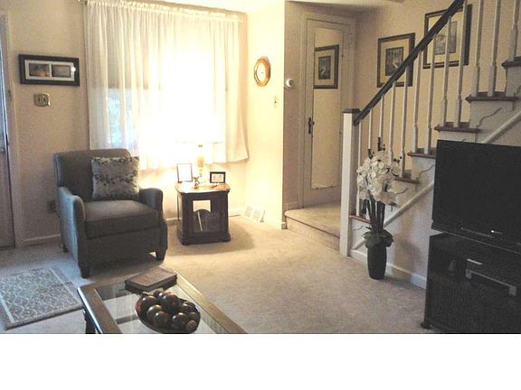3rd image of 713 Crescent Dr