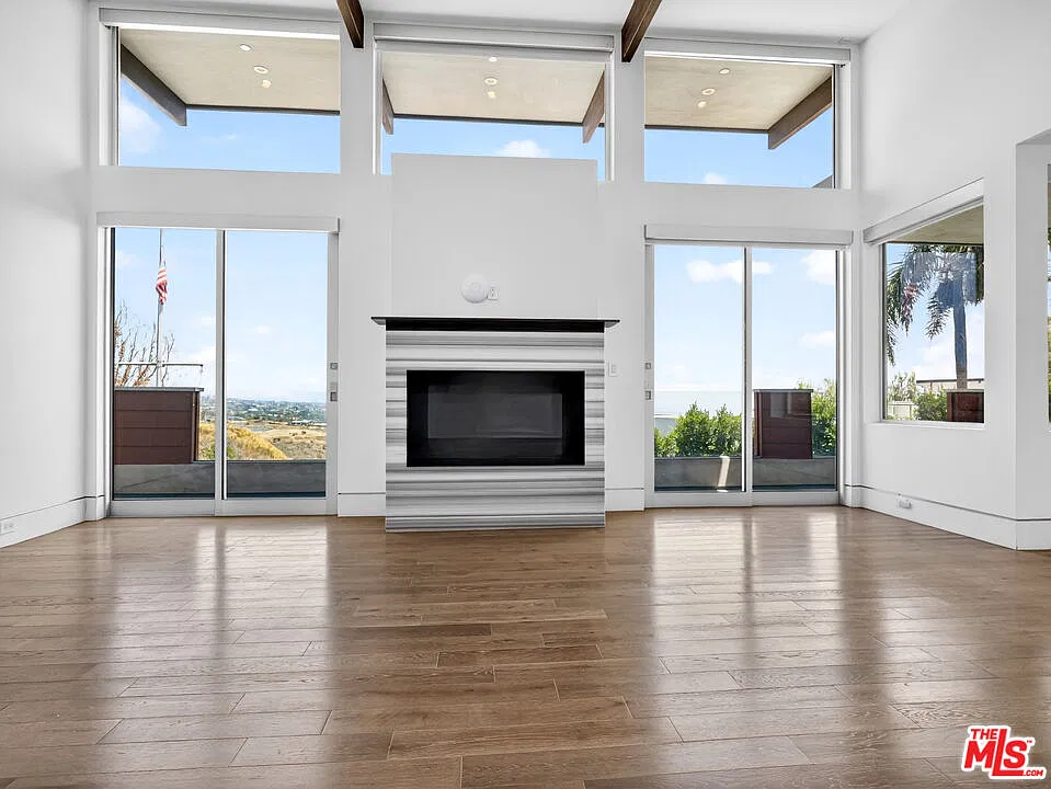 7 bed, 7.0 bath, 7000 sqft, $29,000 — Photo 2