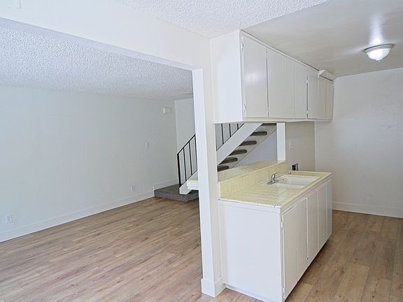 4th image of 664 Oakwood Dr