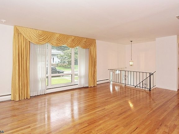 4th image of 35 Conforti Ave
