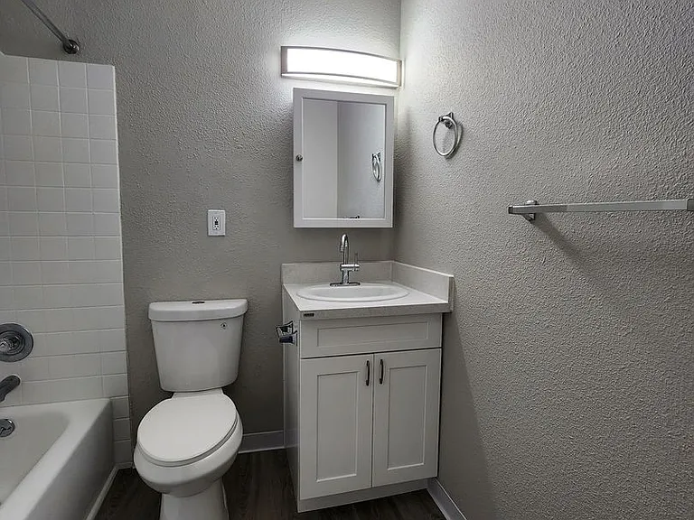 Florence Apartments — Photo 29