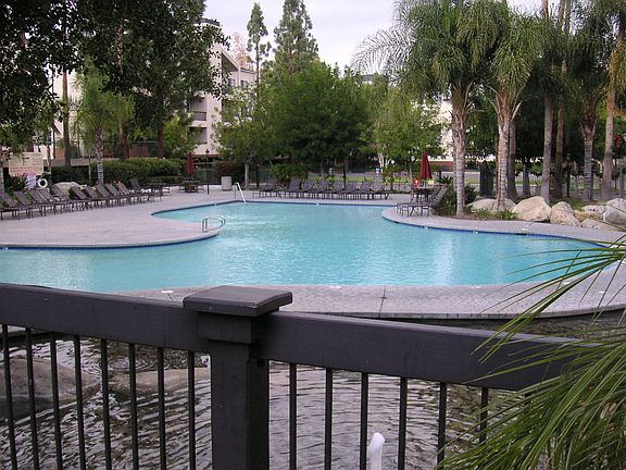 5th image of 5530 Owensmouth Ave APT 214