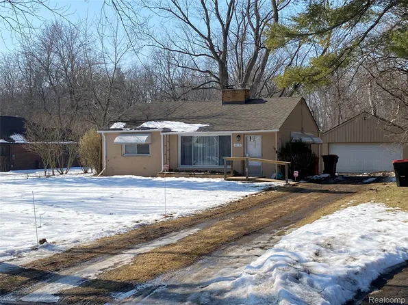 22183 Berg Rd, Southfield, MI 48033