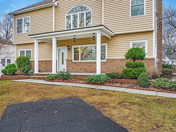 3rd image of 1440 Greenwood Dr