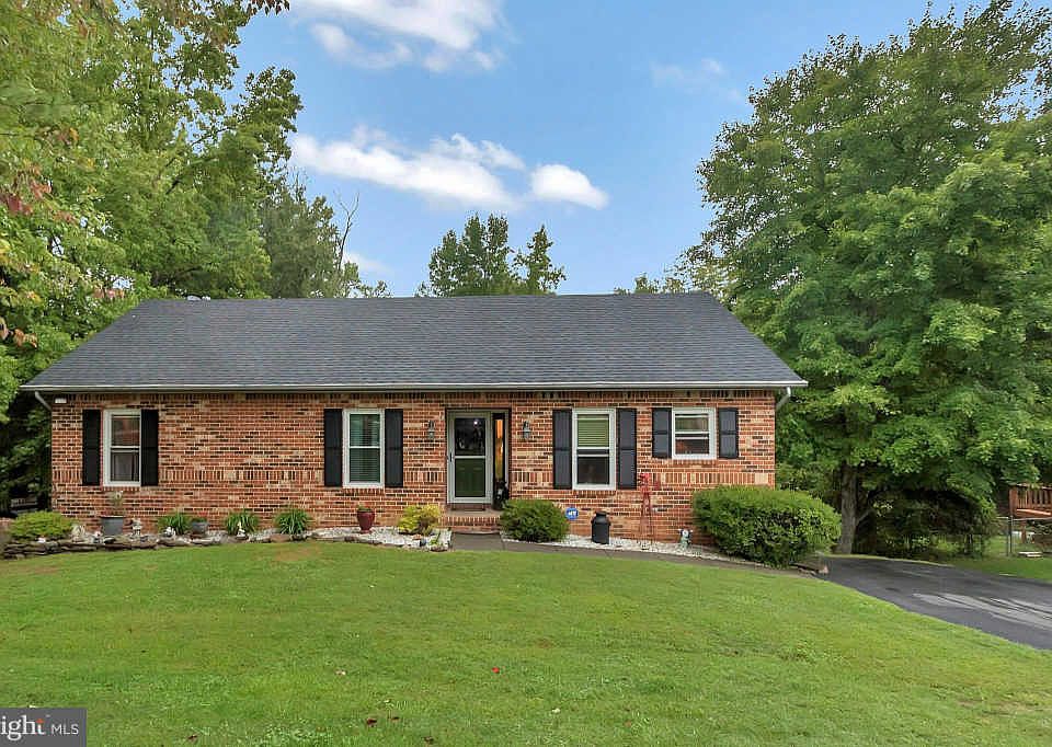 1st image of 6819 Estate Ln