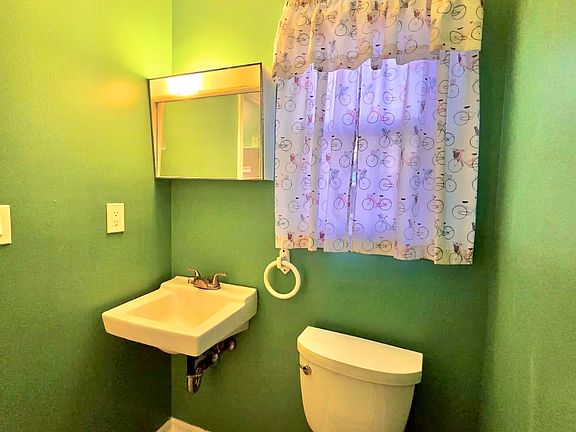 5th image of 909 Woodhue Ct