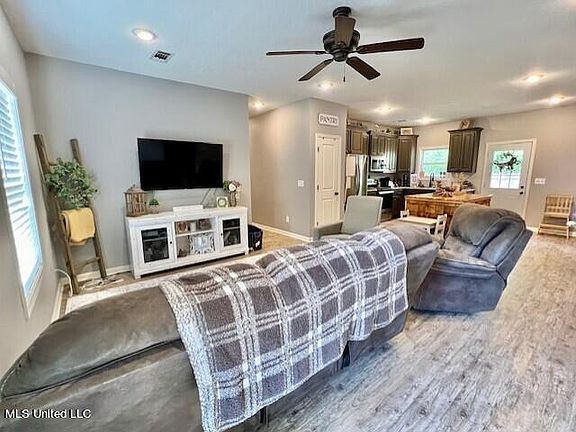 5th image of 180 S Shelbi Dr