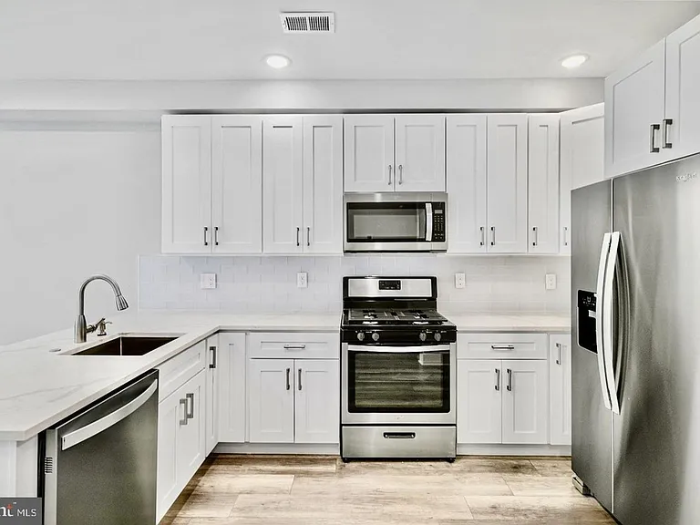 Brand New Luxury Apartments — Photo 14