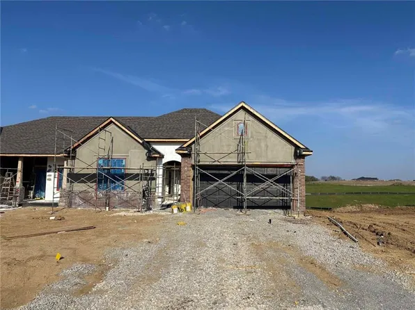 4707 Stonebridge Dr E, Saint Joseph, MO 64505