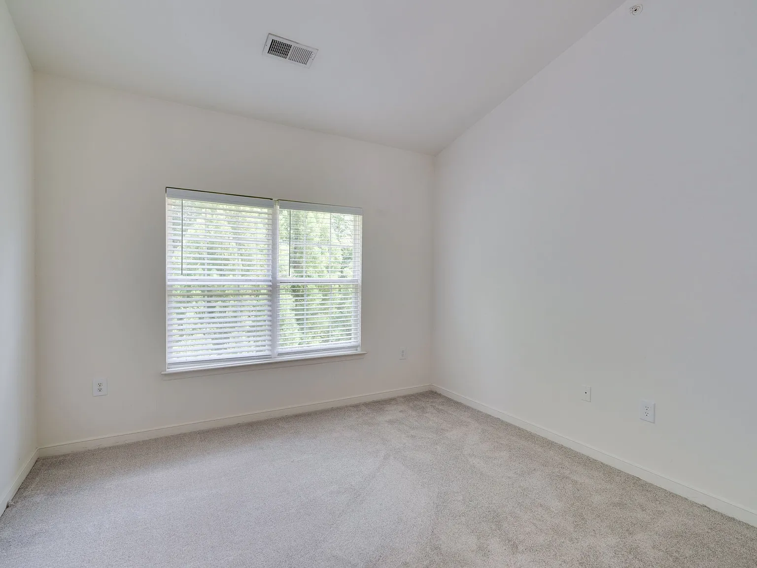2 bed, 1000 sqft, $1,150 — Photo 2