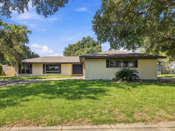 330 Arlington Dr, Lake Charles, LA 70605