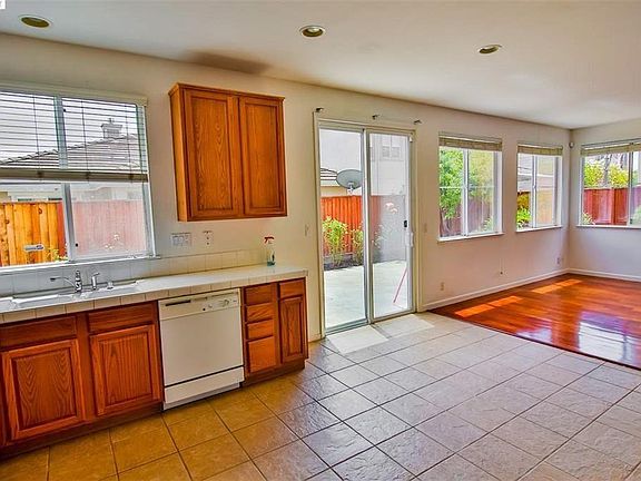 3rd image of 1038 Boyle St