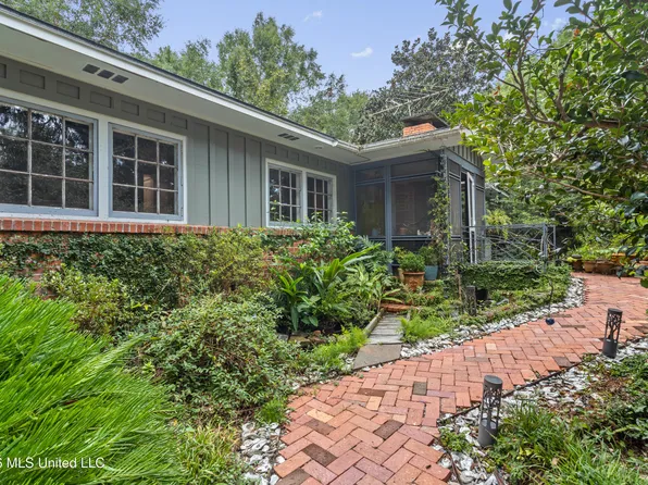 1238 Iberville Dr, Ocean Springs, MS 39564