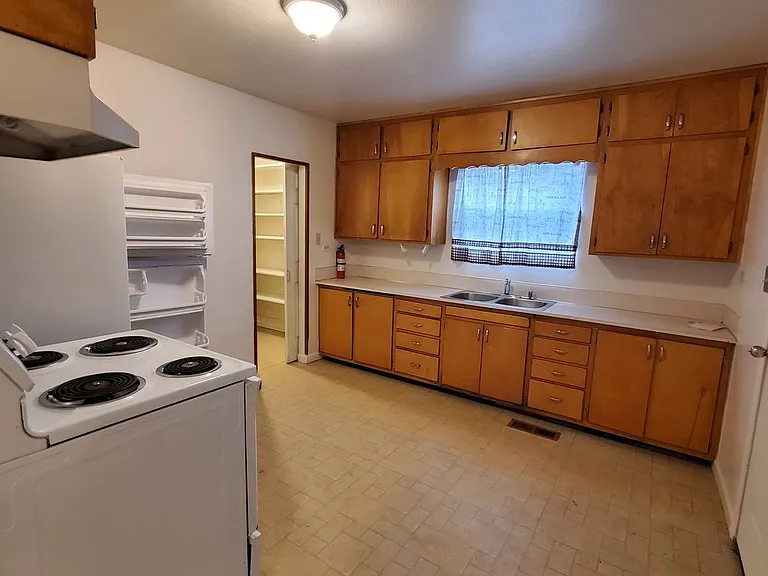 212 Grove St — Photo 7