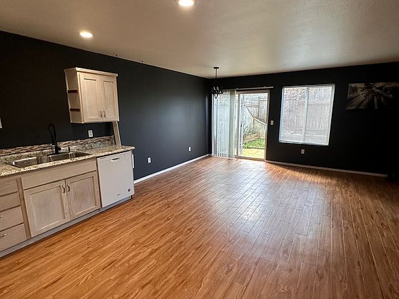 3rd image of 39284 Hood St