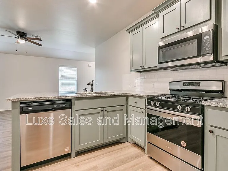 8012 NW 105th St — Photo 9