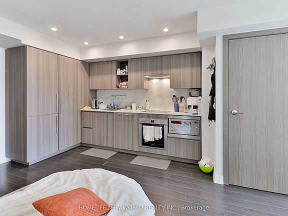 3rd image of 17 Bathurst St #812