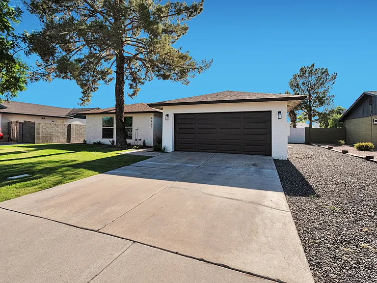 2203 W Palomino Dr — Photo 3