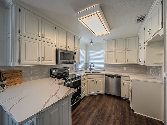2nd image of 728 W Park Dr