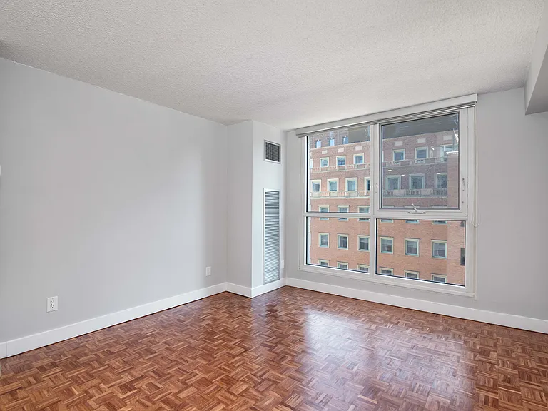 235 Bloor St E — Photo 18