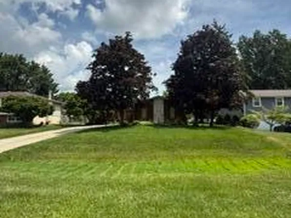 2309 Four Seasons Pkwy, Crown Point, IN 46307