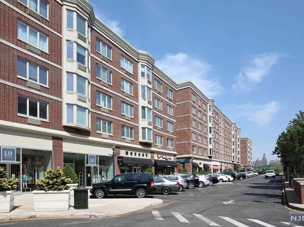 2412 City Pl, Edgewater, NJ 07020