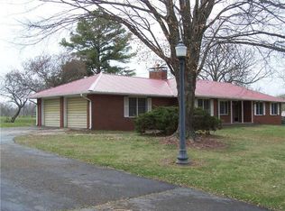 950 E 13th St, Cassville, MO 65625