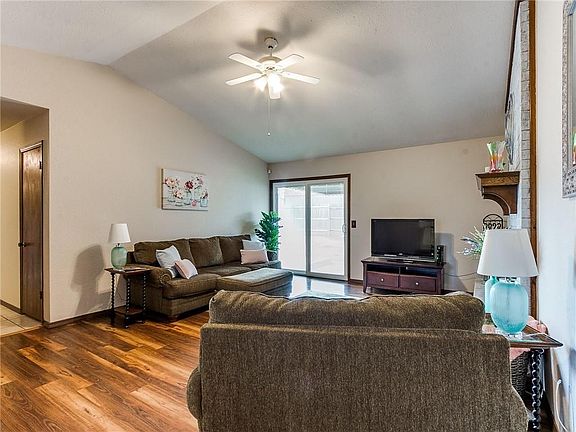 5th image of 901 Whispering Oaks Blvd