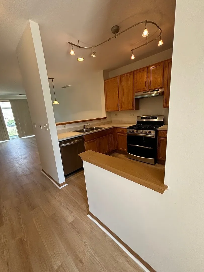 2 bed, 2.5 bath, 1348 sqft, $2,400 — Photo 3