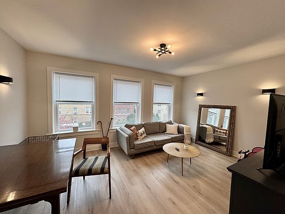 3rd image of 2057 W Summerdale Ave APT 2