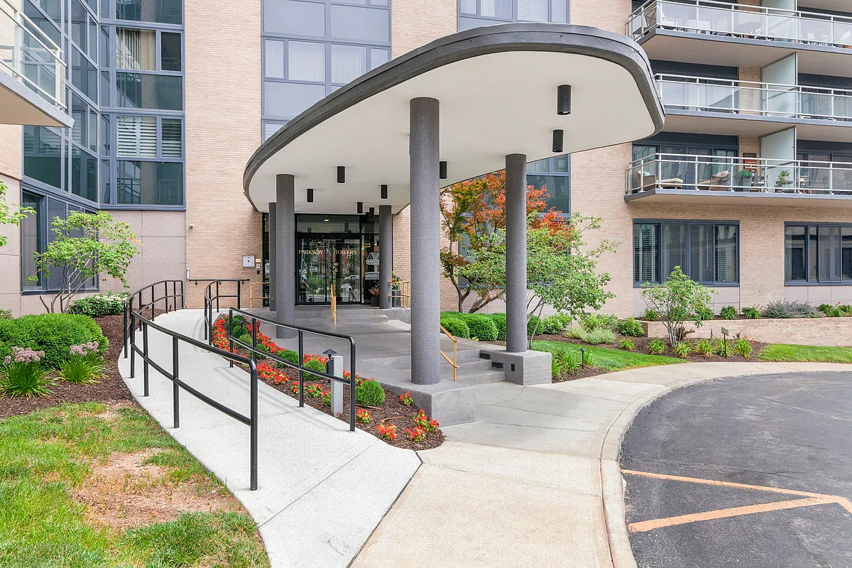 Building Photo - 4545 Wornall Rd #4