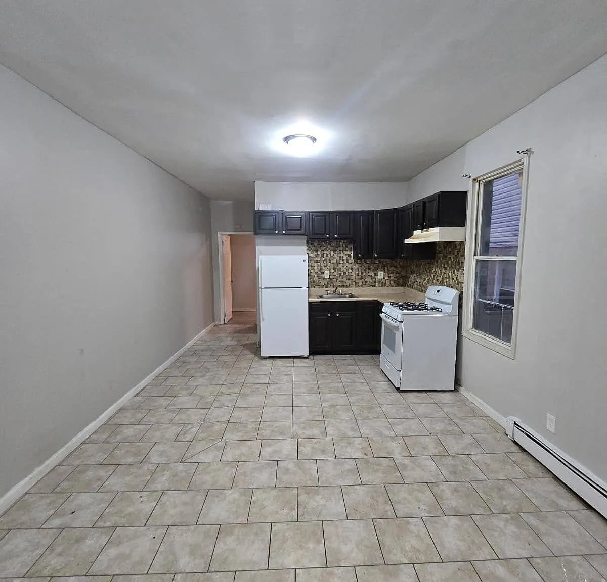 3 bed, 1000 sqft, $2,400 — Photo 1
