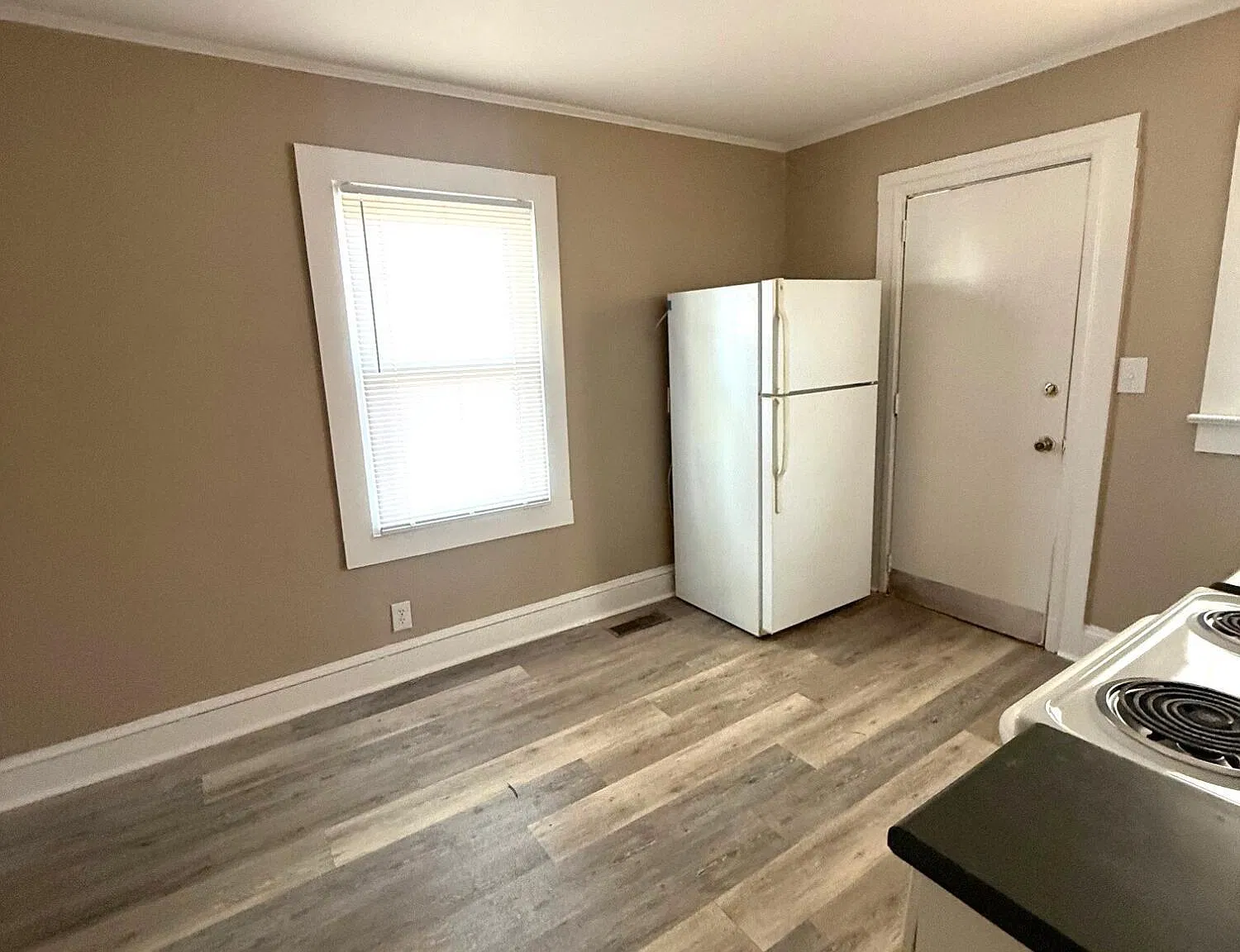 2 bed, 1.0 bath, $850 — Photo 3