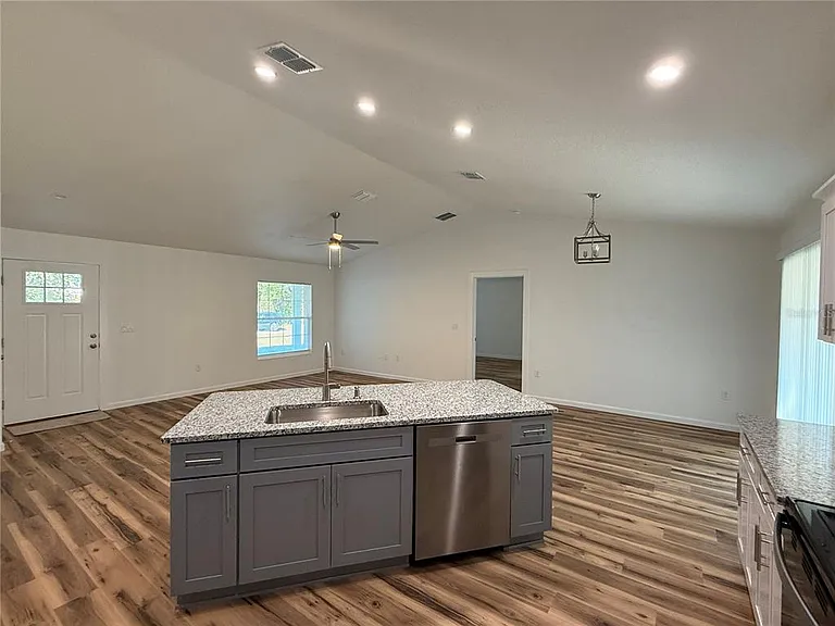 919 Spruce St — Photo 3