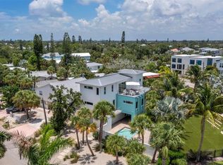 471 Island Cir, Sarasota, FL 34242
