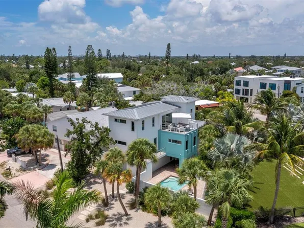 471 Island Cir, Sarasota, FL 34242