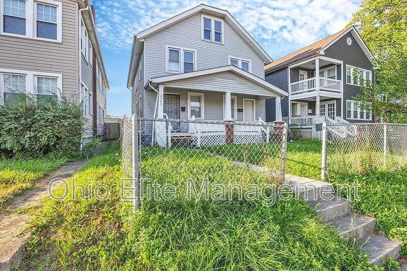 3 bed, 1.0 bath, 1064 sqft, $1,295 — Photo 3