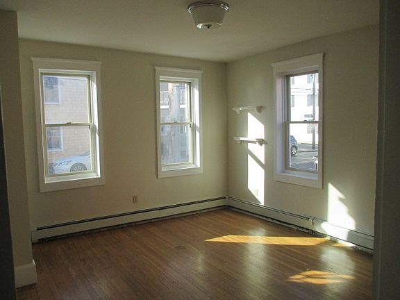 4th image of 109 Water St