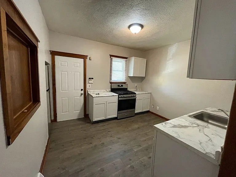 697 N Main St — Photo 5