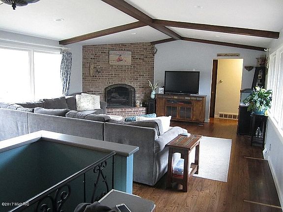3rd image of 706 Larkwood Dr